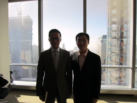 汪潮涌（左）和新浪財(cái)經(jīng)王遠(yuǎn)志。身后即是重建中的世貿(mào)大廈。