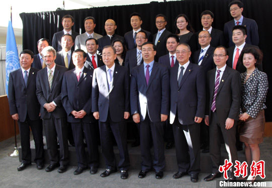  當(dāng)?shù)貢r(shí)間11月8日，聯(lián)合國(guó)秘書長(zhǎng)潘基文（左四）、中國(guó)常駐聯(lián)合國(guó)副代表王民大使（右四）等在紐約聯(lián)合國(guó)總部會(huì)見(jiàn)以聯(lián)想集團(tuán)有限公司董事局名譽(yù)主席柳傳志（右三）為團(tuán)長(zhǎng)的中國(guó)企業(yè)家代表團(tuán)。中新社發(fā) 李洋 攝