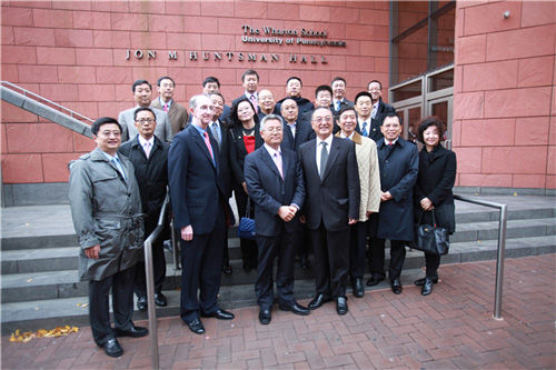 中國企業家俱樂部成員與沃頓商學院教授合影