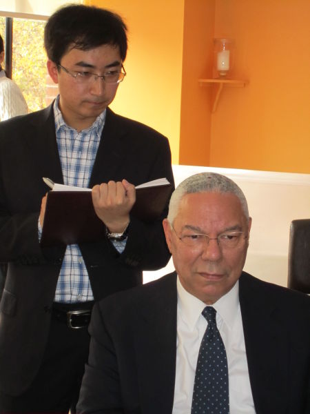 美國前國務(wù)卿鮑威爾和新浪財經(jīng)編輯王遠志