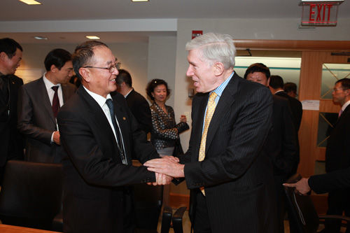 美國副國務卿霍馬茨與中國企業家俱樂部成員就中美商業環境交流