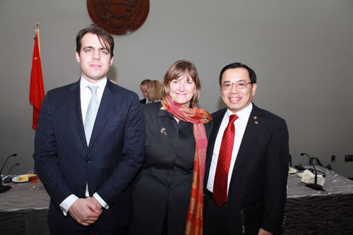 李東生與世界自然基金會首席運(yùn)營官合影