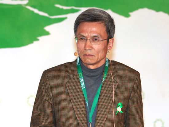 中歐國際工商學(xué)院經(jīng)濟學(xué)、金融學(xué)教授許小年發(fā)言(新浪財經(jīng) 陳鑫 攝)